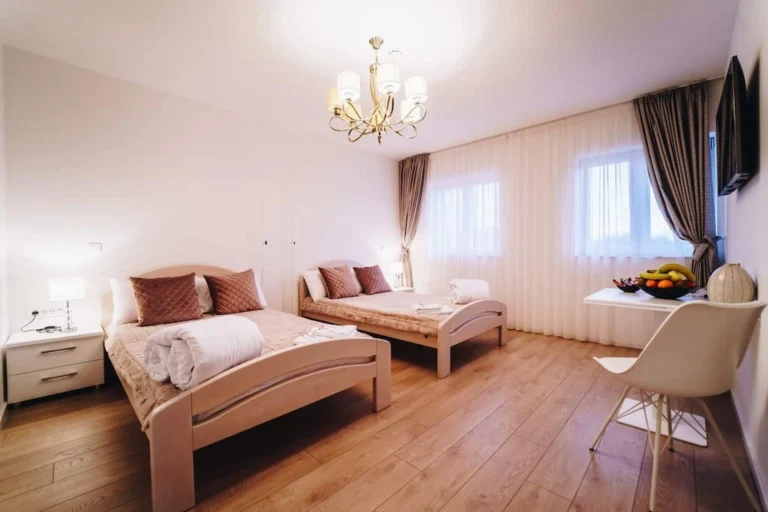 Cameră privată modernă în Clinica SM – spațiu sigur și confortabil pentru pacienții aflați în procesul de vindecare a dependenței de alcool 3 person