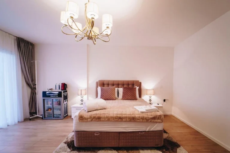 Cameră privată modernă în Clinica SM – spațiu sigur și confortabil pentru pacienții aflați în procesul de vindecare a dependenței de alcool.