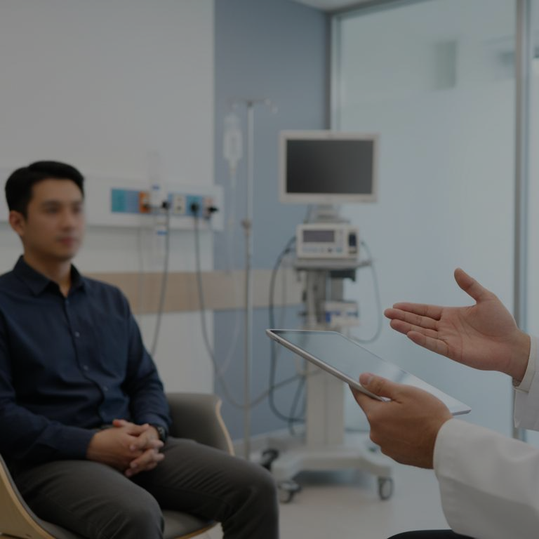Medic vorbind calm cu un pacient într-o clinică privată, înainte de începerea tratamentului pentru alcoolism